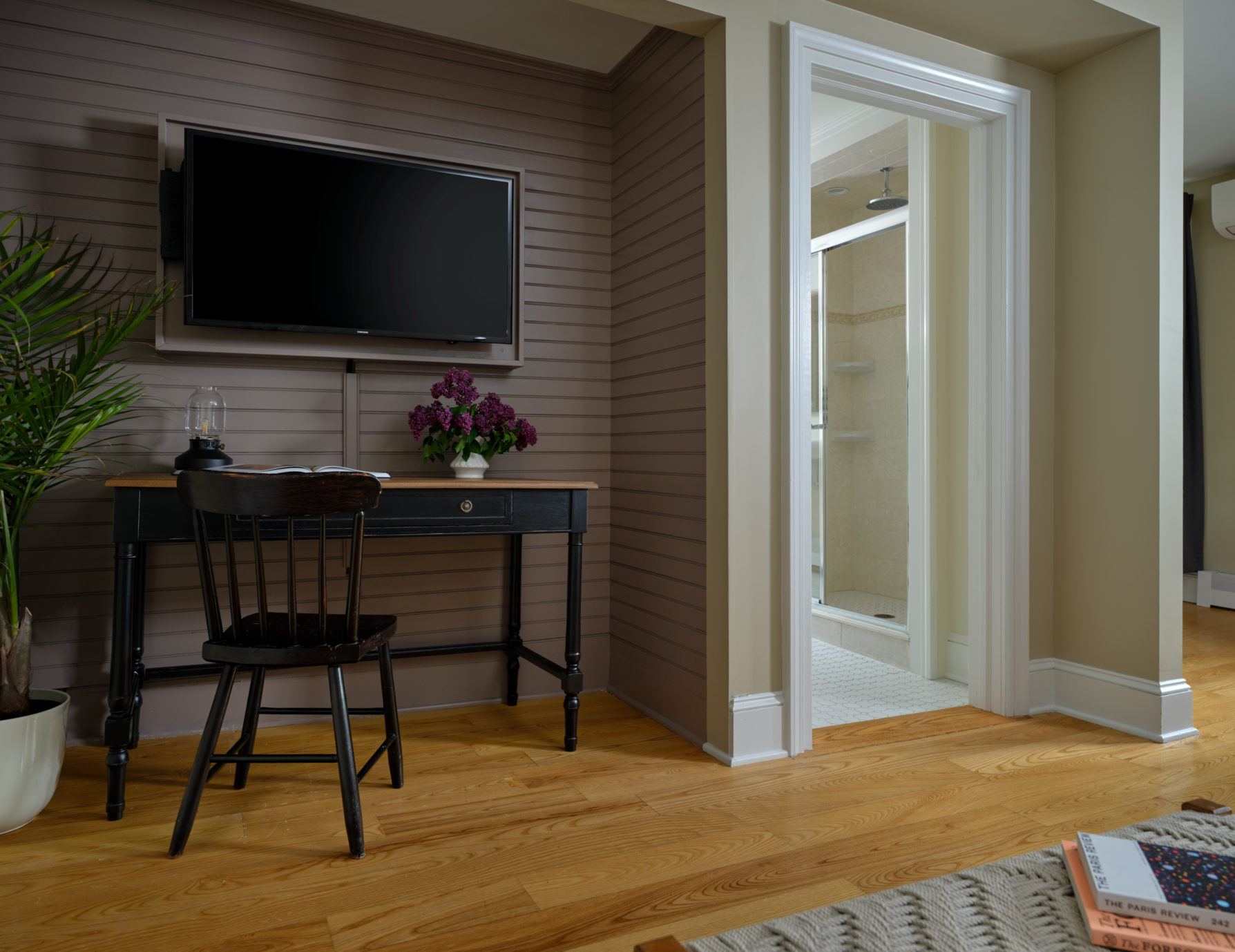 Writing desk in the sitting area